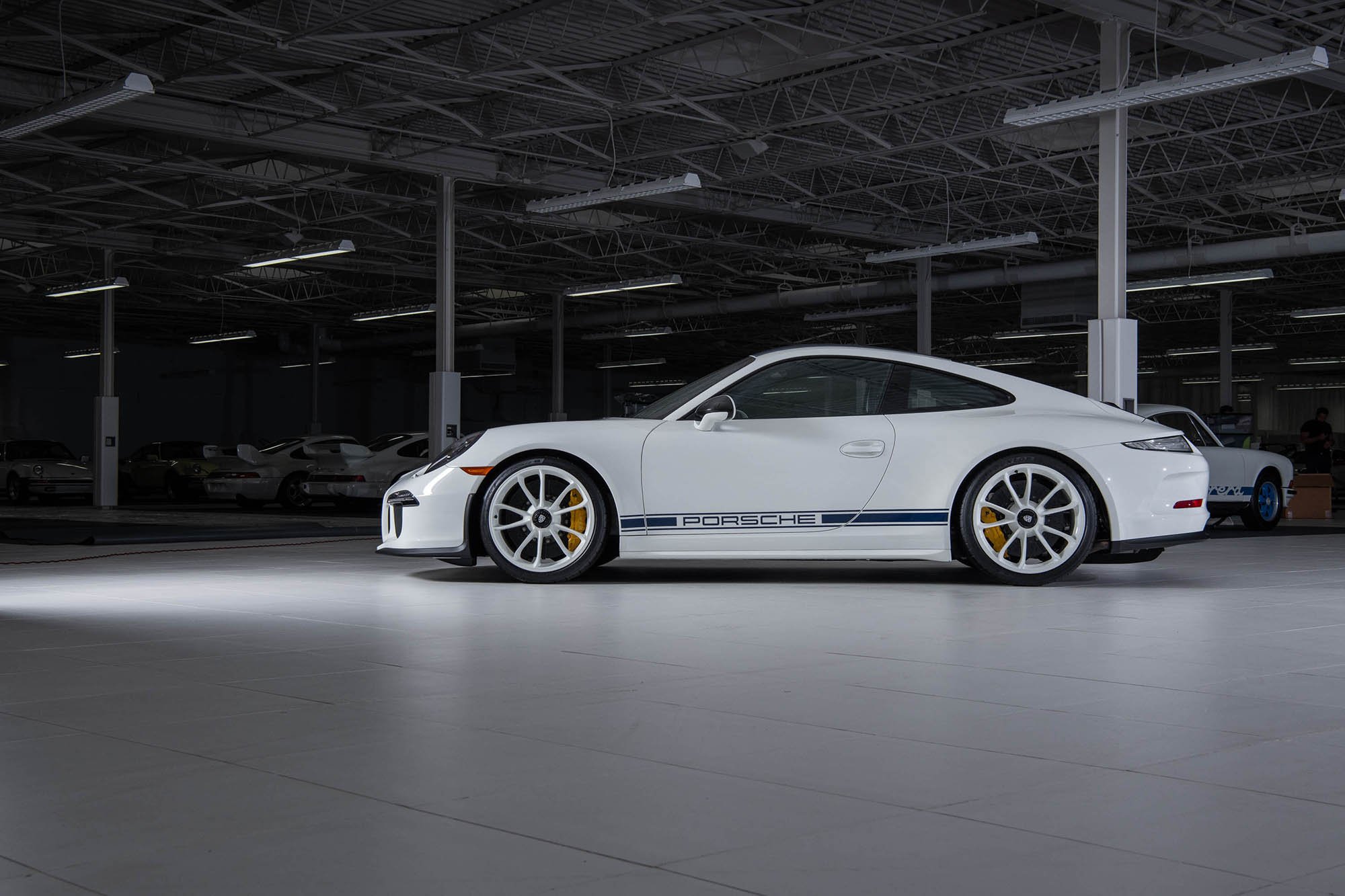 2016-Porsche-911-R1405587_.jpg