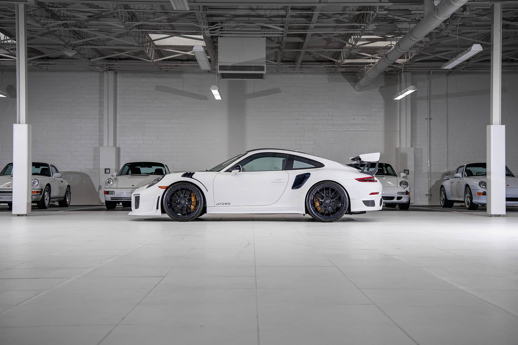 2019-Porsche-911-GT2-RS--Weissach-1414771_.jpg