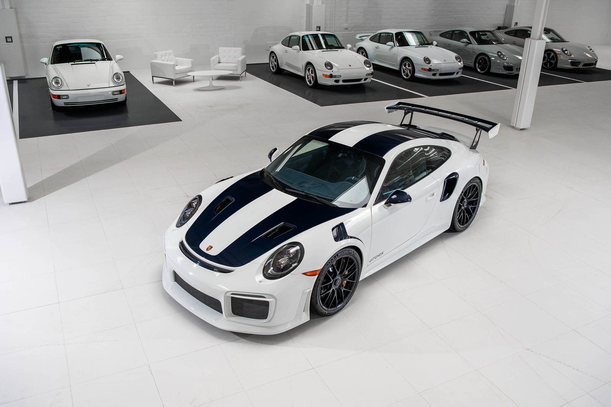 2019-Porsche-911-GT2-RS--Weissach-1414774_.jpg