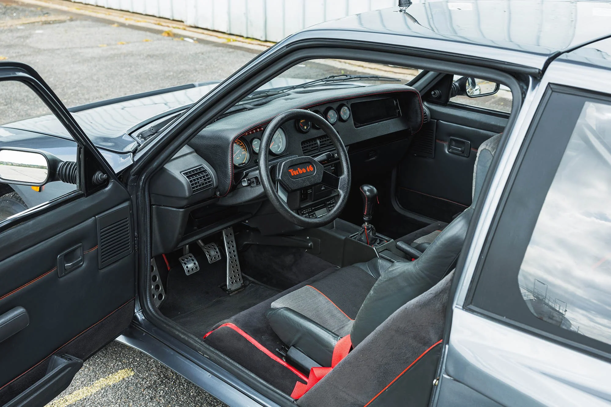 1984-Peugeot-205-Turbo-16_1441923.jpg