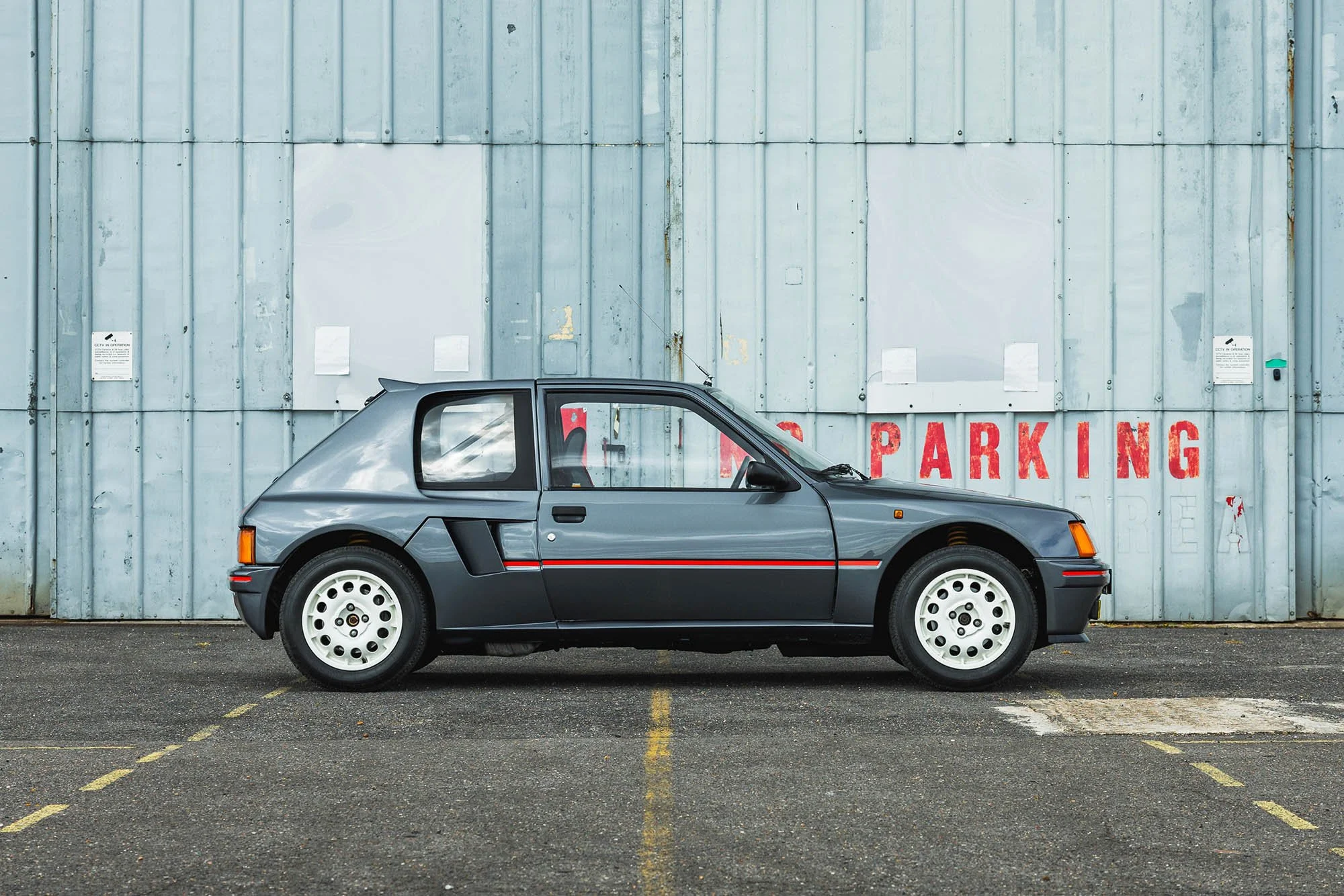 1984-Peugeot-205-Turbo-16_1441931.jpg