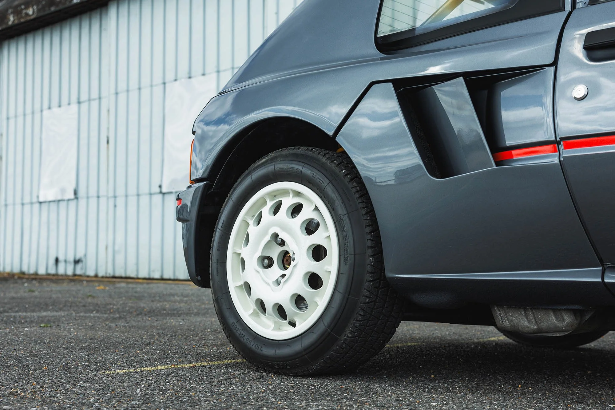 1984-Peugeot-205-Turbo-16_1441962.jpg