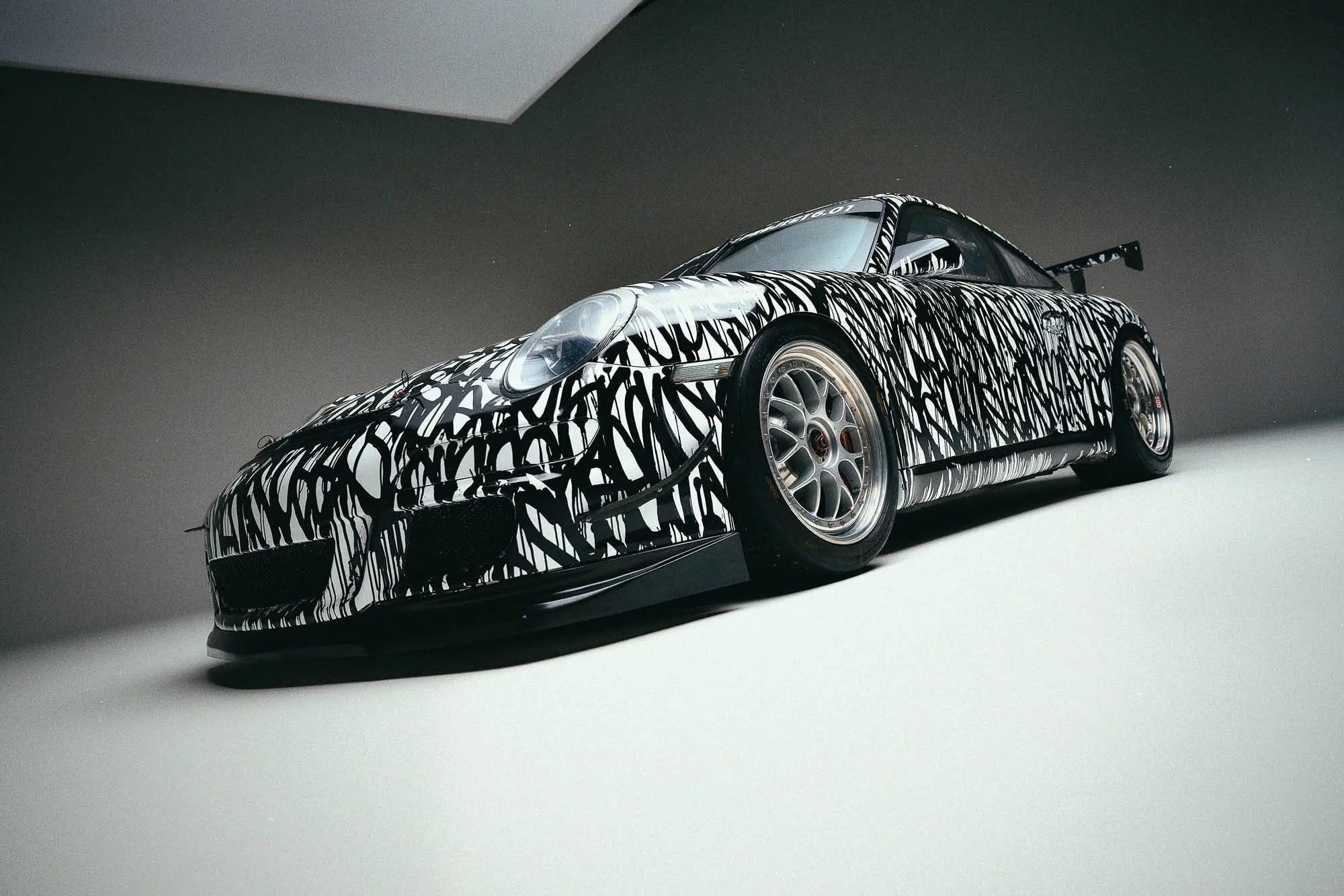 fillin_guas_project_601_porsche_997_cup_broke_today_artcar_porsche_photos_by_enes_kucevic_photography-22-von-30.jpg