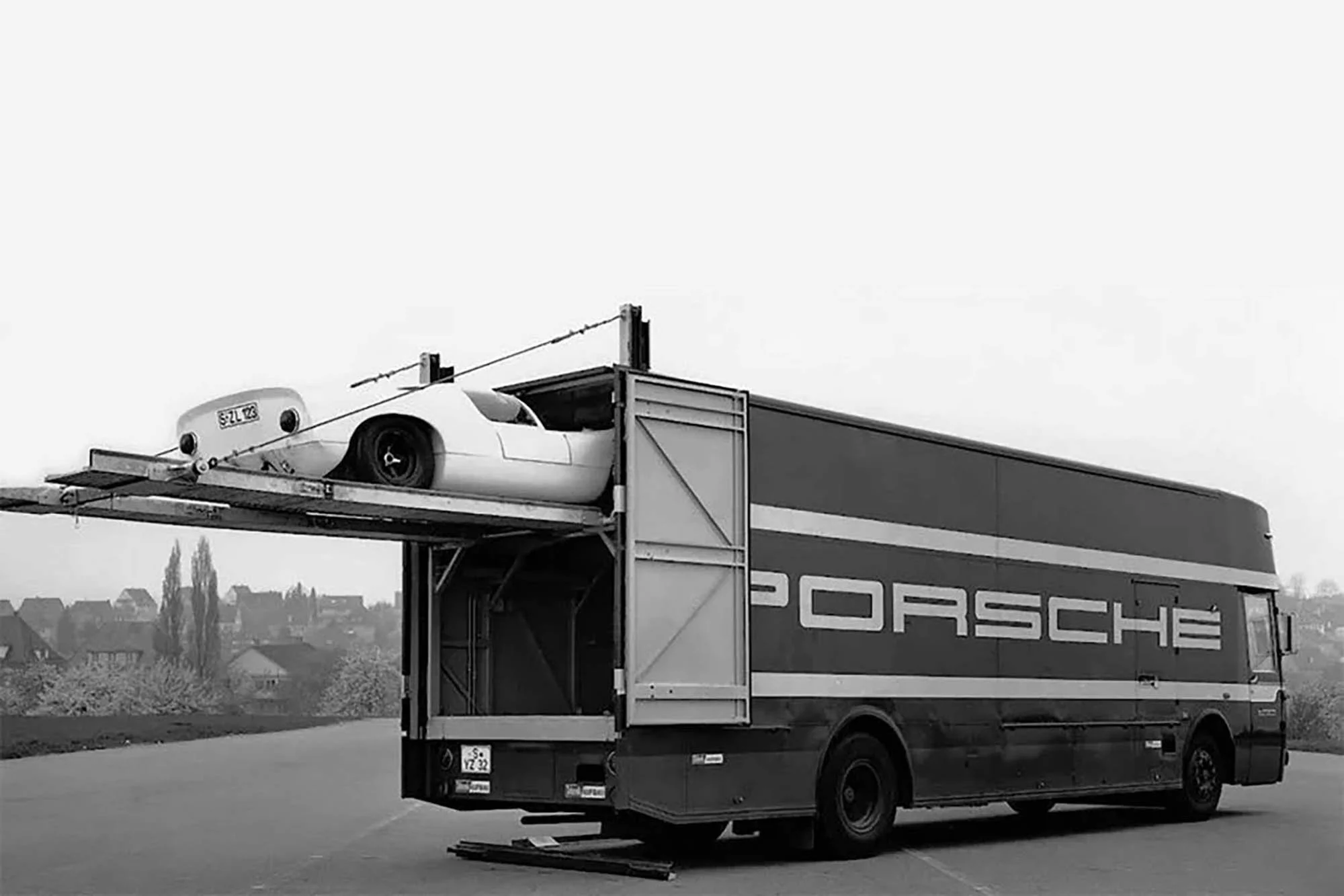 6a41443d8cb15a3ebf26094b_24-1975-mercedes-benz-o317-porsche-renntransporter.jpg