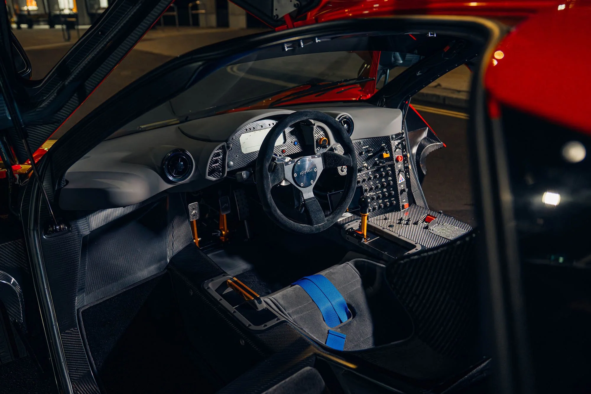 1996-McLaren-F1-GTR_1464770.jpg
