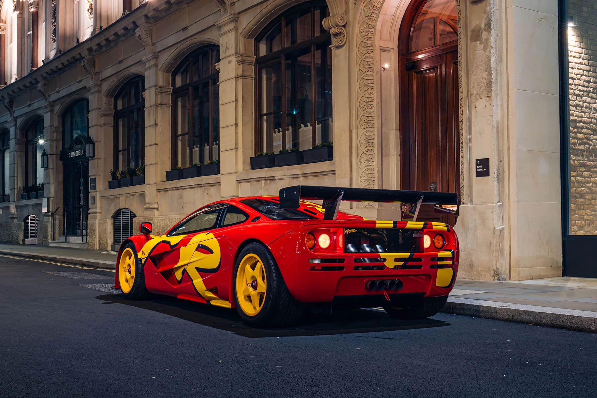 1996-McLaren-F1-GTR_1464776.jpg