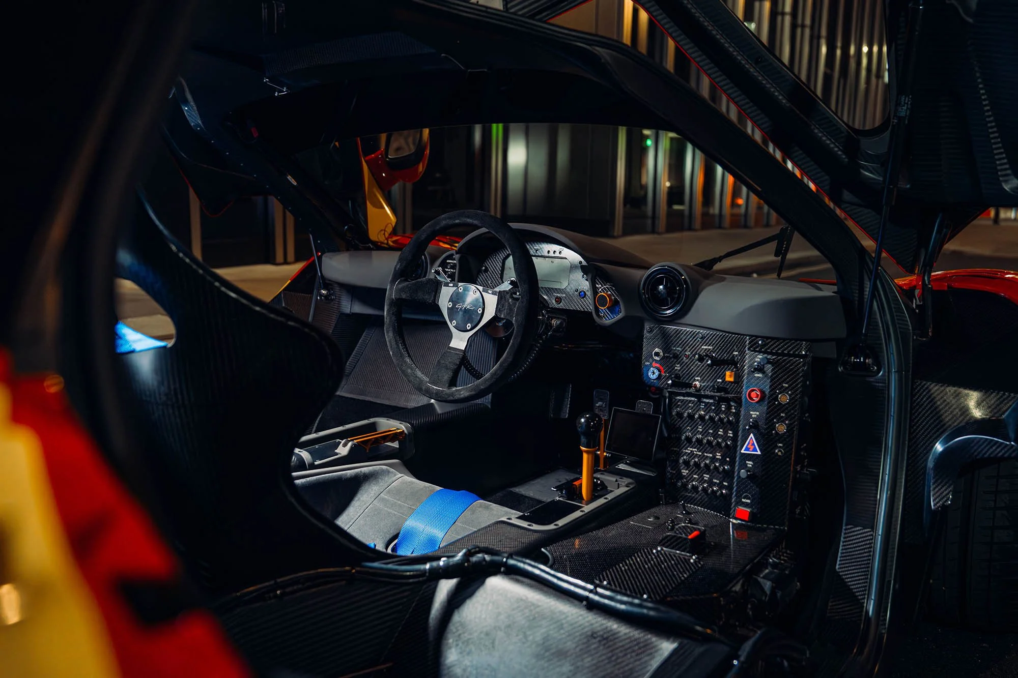 1996-McLaren-F1-GTR_1464785.jpg