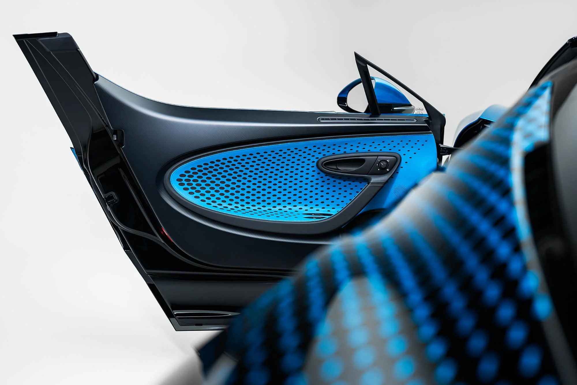 10 BUGATTI-Mistral-Sur-Mesure-Fly-Bug.jpg