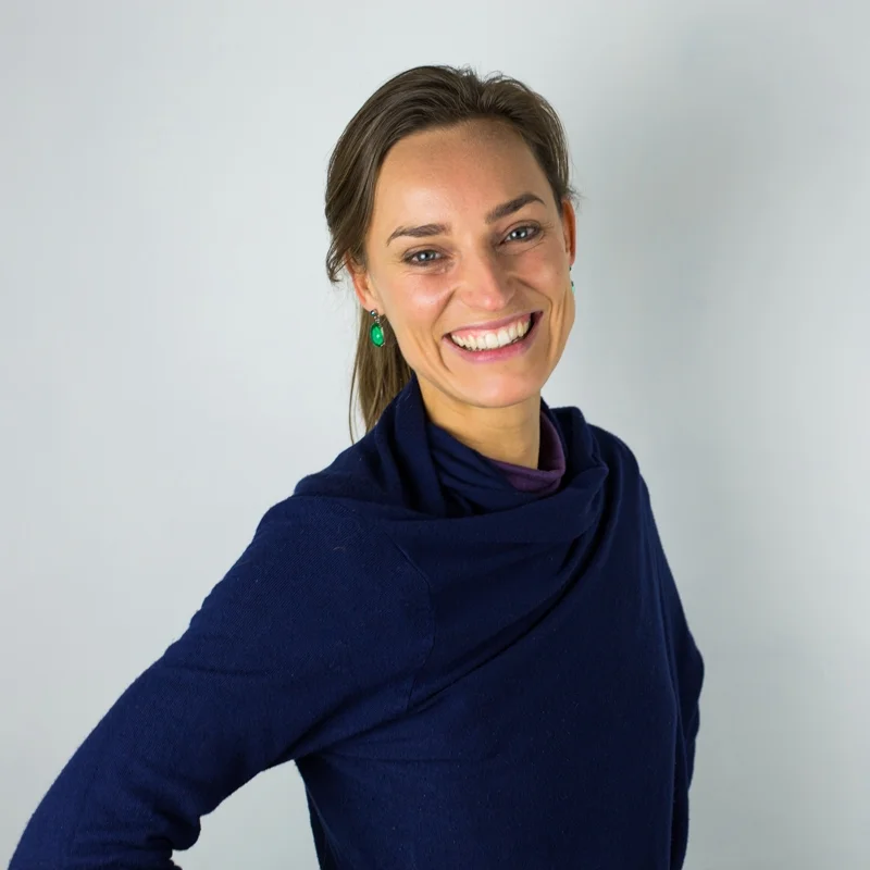 Expertise: Persoonlijke coaching, loopbaancoaching, ondernemerschapscoaching, familiecoaching, relatiecoaching, leiderschapscoaching, legacycoaching Waarom Ine leren kennen: omdat ze lijf, lief en leden meepakt op een zeer aangename (of warme, ontspannen, leuke) manier en je samen telkens tot verrassende aha-momenten en blijvende resultaten komt. Sferen: Persoonlijk en familiaal leiderschap, relaties, werk en wereld Workshops: Sterke leiders, sterke volgers, Hernieuw jezelf, Leaving a legacy Korte quote: ‘Een relaxte jij, is een betere jij’
