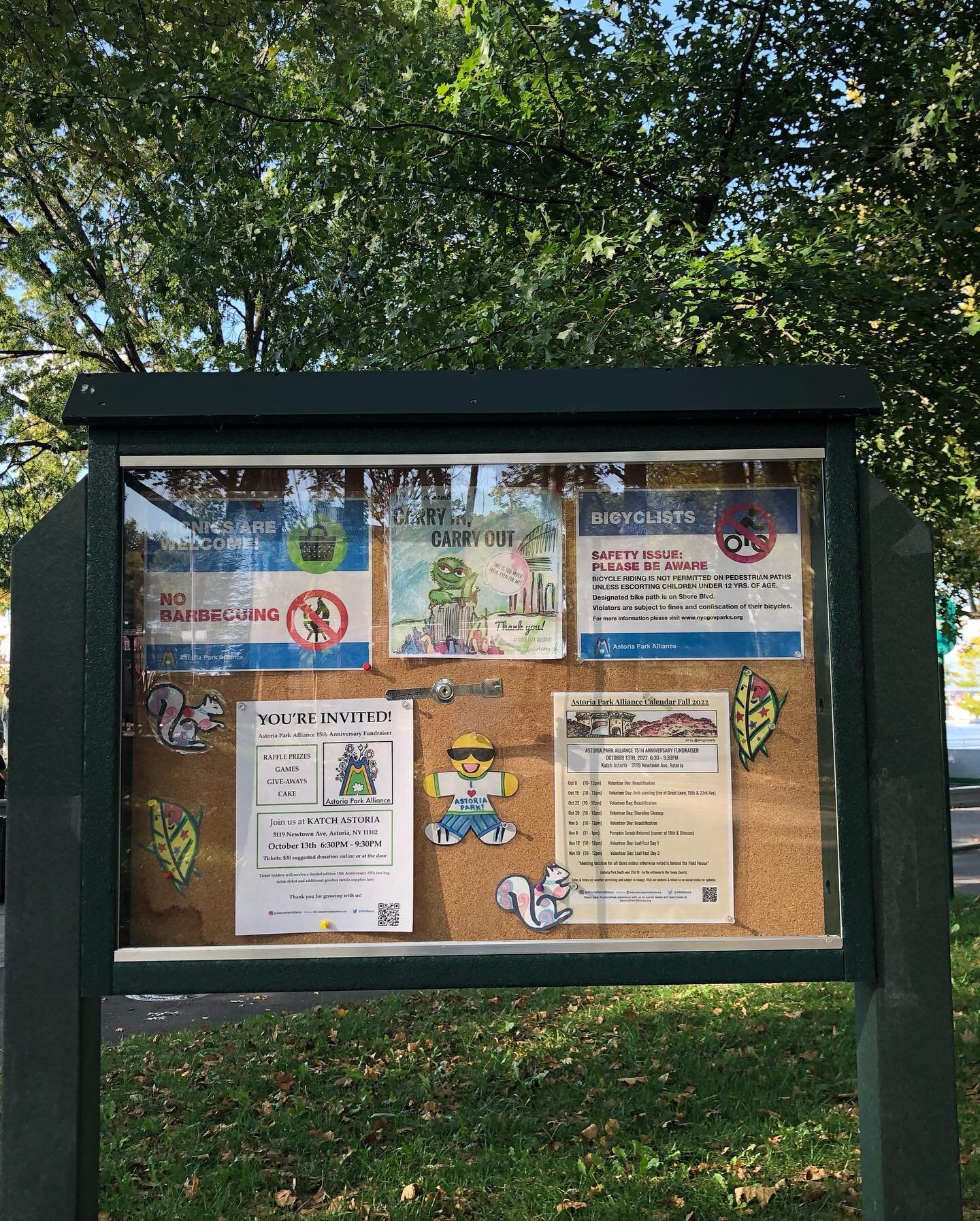 Did you know? There are 4 APA info boards in Astoria Park! Check them out on your next visit for park updates and our event and volunteer schedule. Our next events include our Fundraiser at @katchastoria on 10/13 and our bulb planting day on 10/15 🌸