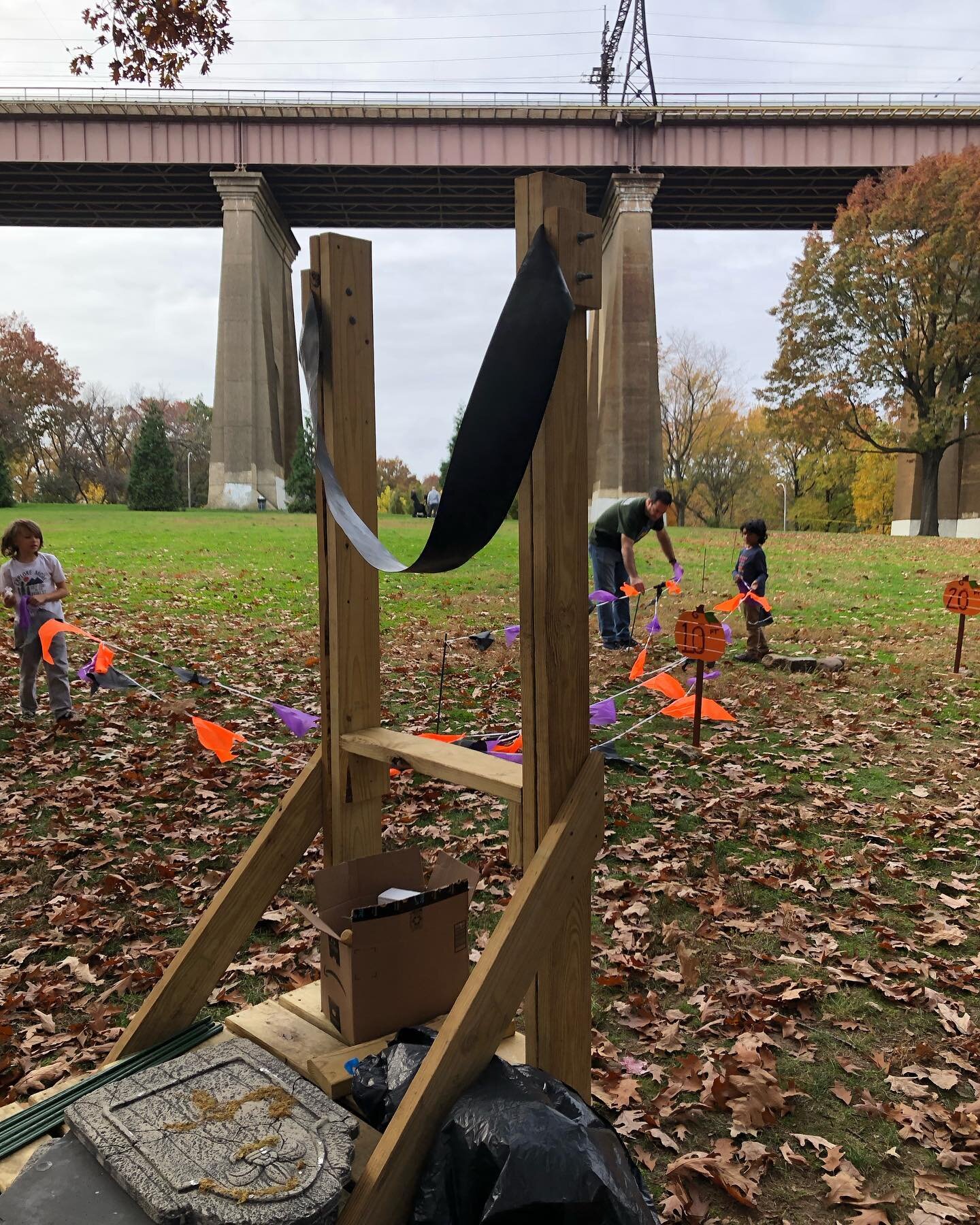 The @astoriaparkalliance Annual #PumpkinSmash is in FULL SWING! 

Crack it with catapult and smash it with the mallet!
@astoriawoodworkers @bigreuse #AstoriaPark 

Today (11/6) from 11-12:30pm on Ditmars and 19th.  You won&rsquo;t miss us!