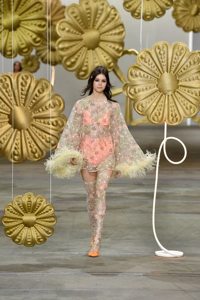 Alice+McCall+Runway+Mercedes+Benz+Fashion+_SKDdAJO02Dl.jpg