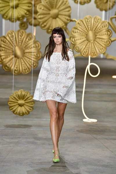 Alice+McCall+Runway+Mercedes+Benz+Fashion+8LMNo6-j1Xql.jpg