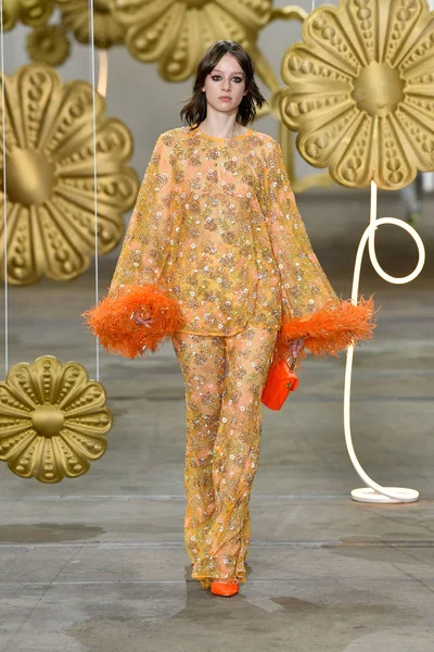Alice+McCall+Runway+Mercedes+Benz+Fashion+ARv2hFetGKMl.jpg
