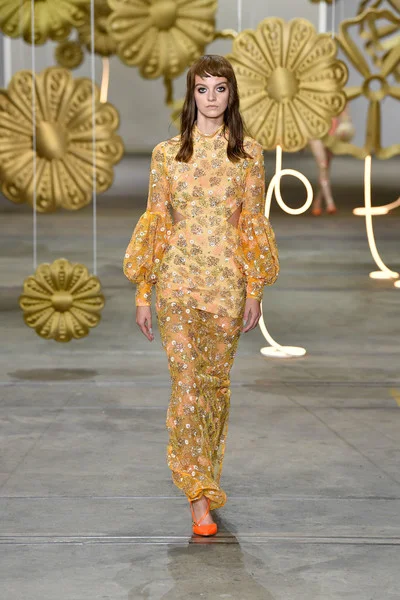 Alice+McCall+Runway+Mercedes+Benz+Fashion+bfueARymbv5l.jpg