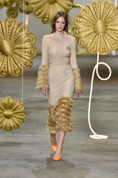 Alice+McCall+Runway+Mercedes+Benz+Fashion+GYhkl8ob7vcl.jpg