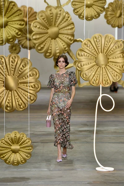Alice+McCall+Runway+Mercedes+Benz+Fashion+iDUo_cBOWl7l.jpg