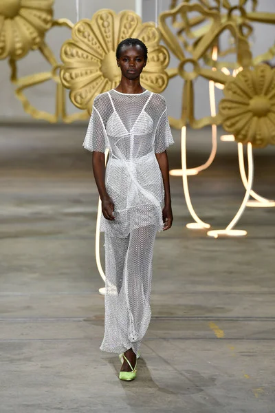 Alice+McCall+Runway+Mercedes+Benz+Fashion+ip3_0DEZqlAl.jpg
