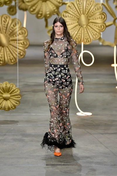 Alice+McCall+Runway+Mercedes+Benz+Fashion+kJPmbKjI2ZJl.jpg