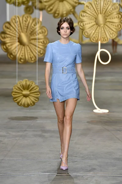 Alice+McCall+Runway+Mercedes+Benz+Fashion+NuQjm_uhCn9l.jpg