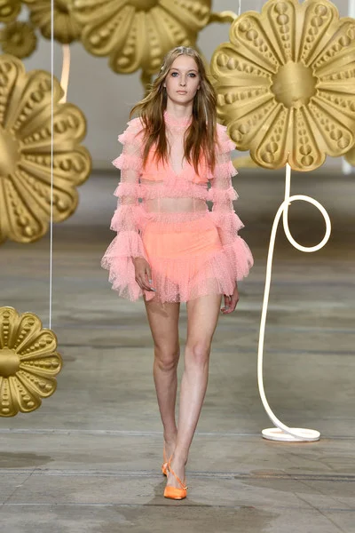 Alice+McCall+Runway+Mercedes+Benz+Fashion+PIbKN8xqsQ5l.jpg
