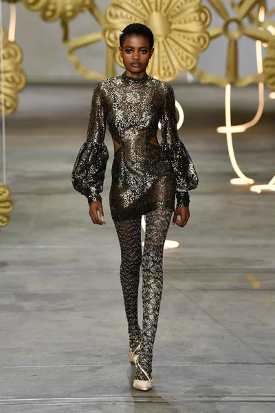 Alice+McCall+Runway+Mercedes+Benz+Fashion+QN-3EHJooyol.jpg
