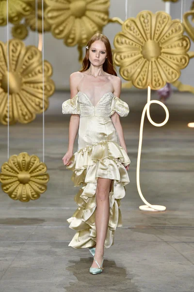 Alice+McCall+Runway+Mercedes+Benz+Fashion+sHAy2BFlOjxl.jpg