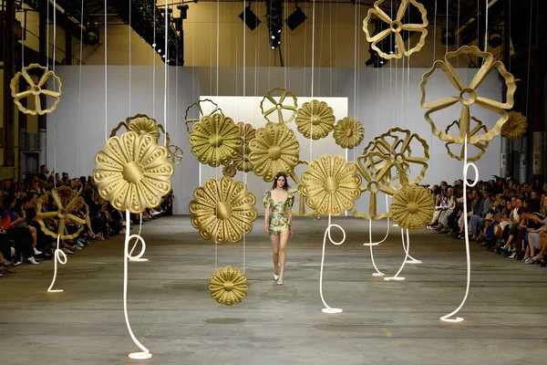 Alice+McCall+Runway+Mercedes+Benz+Fashion+TkZD_K9lwBYl.jpg