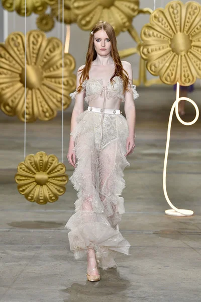 Alice+McCall+Runway+Mercedes+Benz+Fashion+THBKROOO06vl.jpg