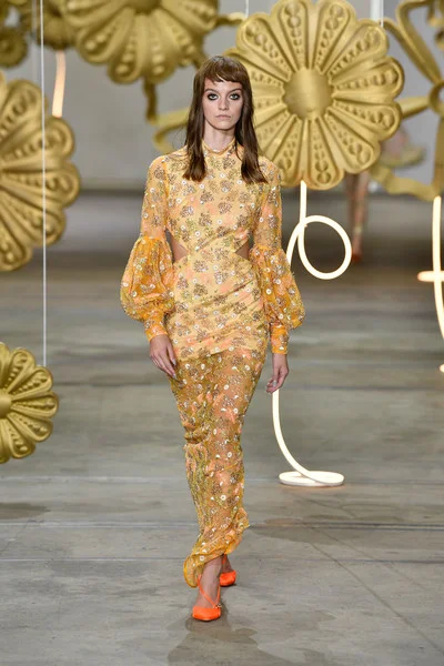 Alice+McCall+Runway+Mercedes+Benz+Fashion+Tm4YfdMdxKBl.jpg