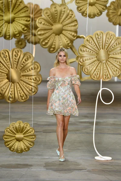Alice+McCall+Runway+Mercedes+Benz+Fashion+W0Xplq9gSXcl.jpg