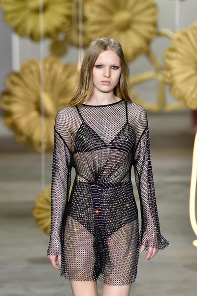 Alice+McCall+Runway+Mercedes+Benz+Fashion+Zy4xFuMmJaYl.jpg