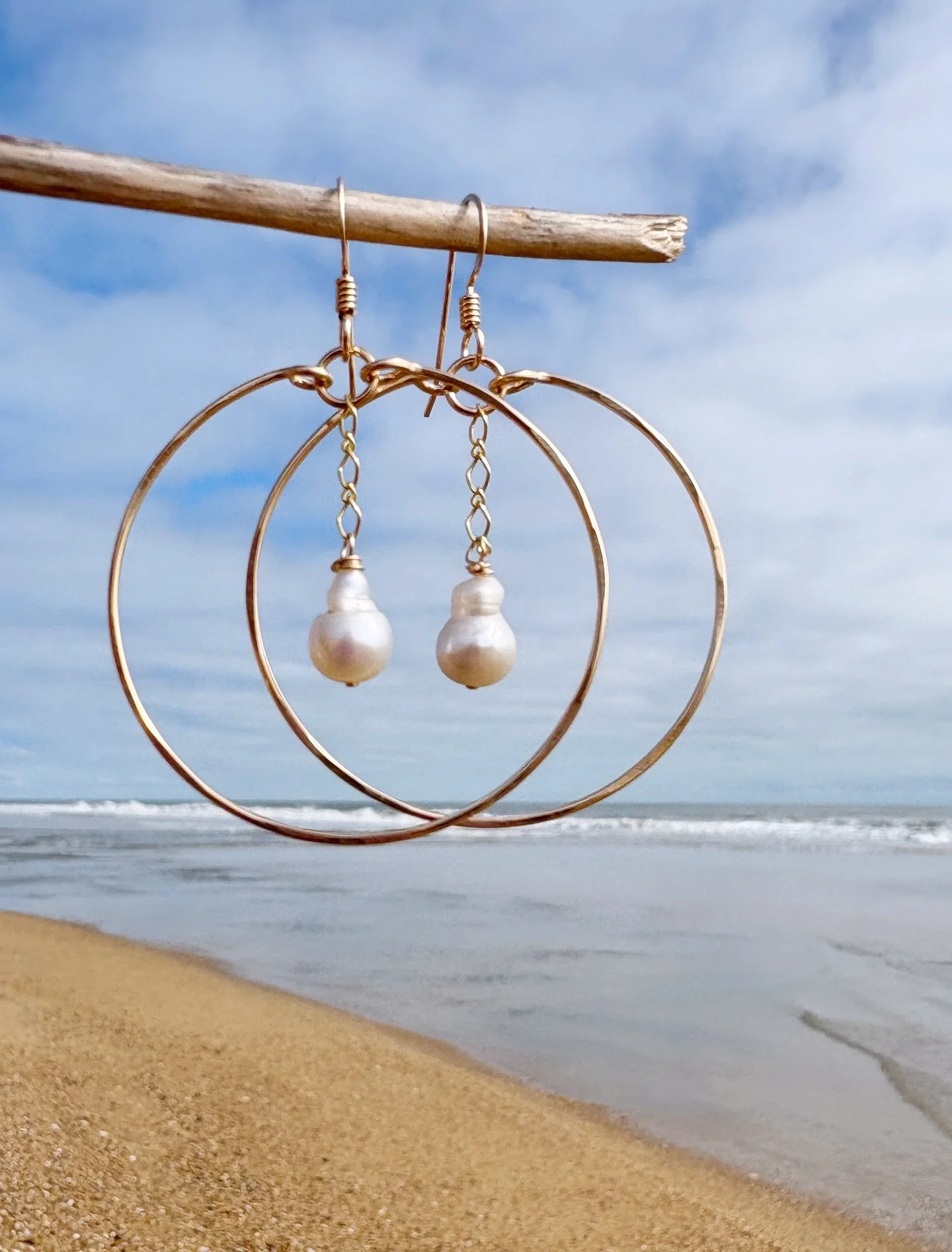 These pearl hoops feel beach walk worthy on a beautiful Aloha Friday! Happy Weekend, my beach lovers!