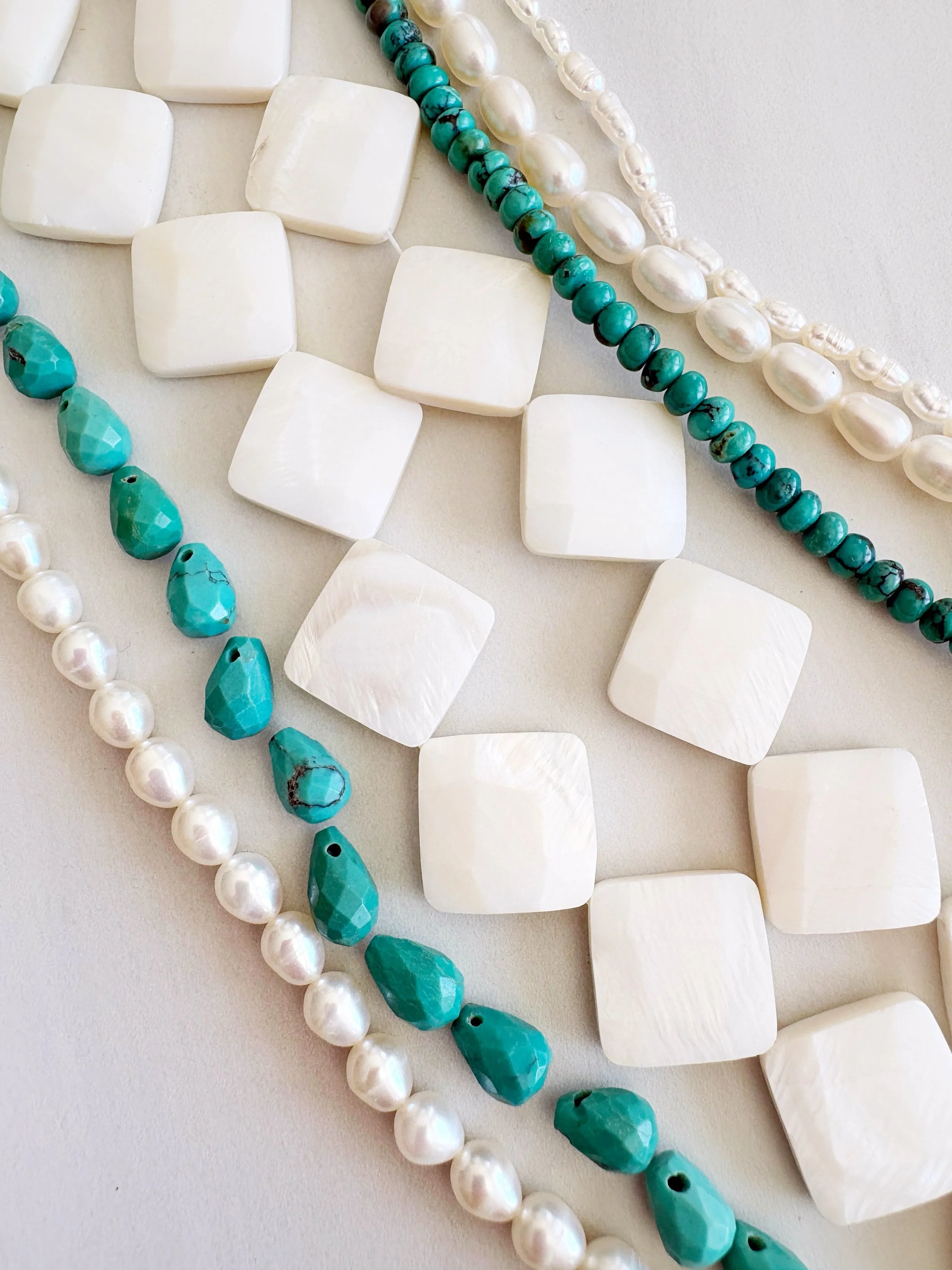 When you combine beachy+boho 😍 Opening this gemstone shipment was like Christmas! I am inlove with the pearl and turquoise combo!! Time to get to work. 🙌🏼🤍