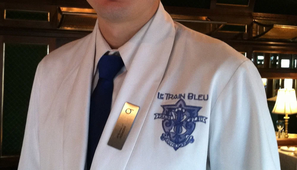 7-LeTrainBleu-Waiter.jpg