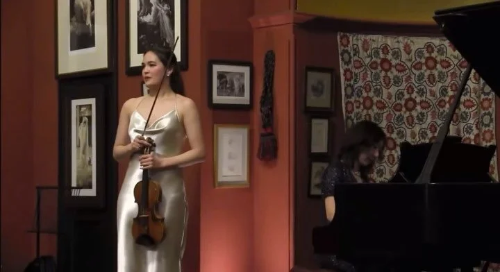 I had a wonderful and humorous time performing with pianist @dinaduisen @leightonsambournemuseums earlier this week &ndash; here Dina cracks us all up with her wit! It's not every day that you're laughing onstage with the audience! 🥰❤️

Thank you @t