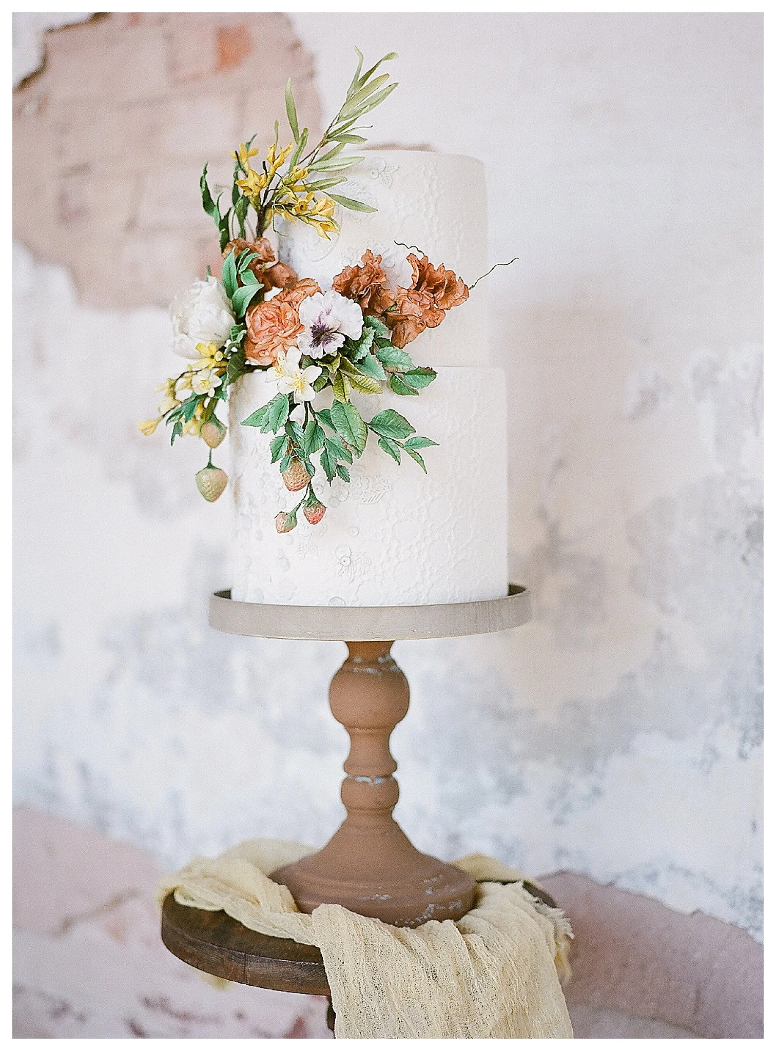 Spring Oatlands Historic House and Gardens Wedding | Andrea Rodw