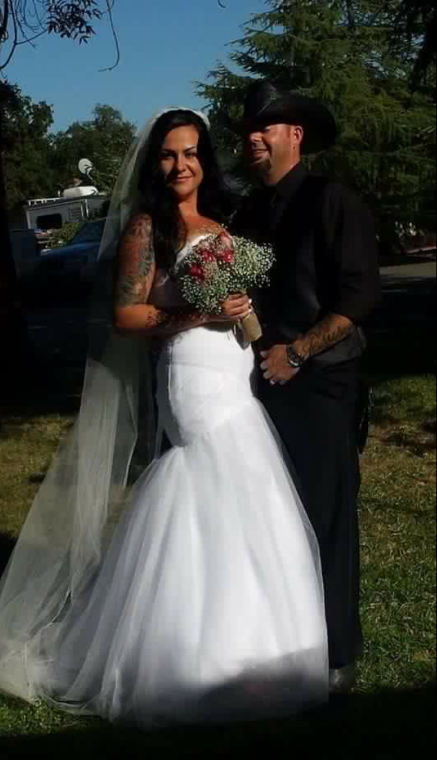  This veil is a cathedral, 9 foot long, single layer. It doesn't have any embellishments, and carries on with the clean lines of the dress. &nbsp;The dress and the veil are both made of soft tulle. This veil is free with dress purchase.&nbsp; 