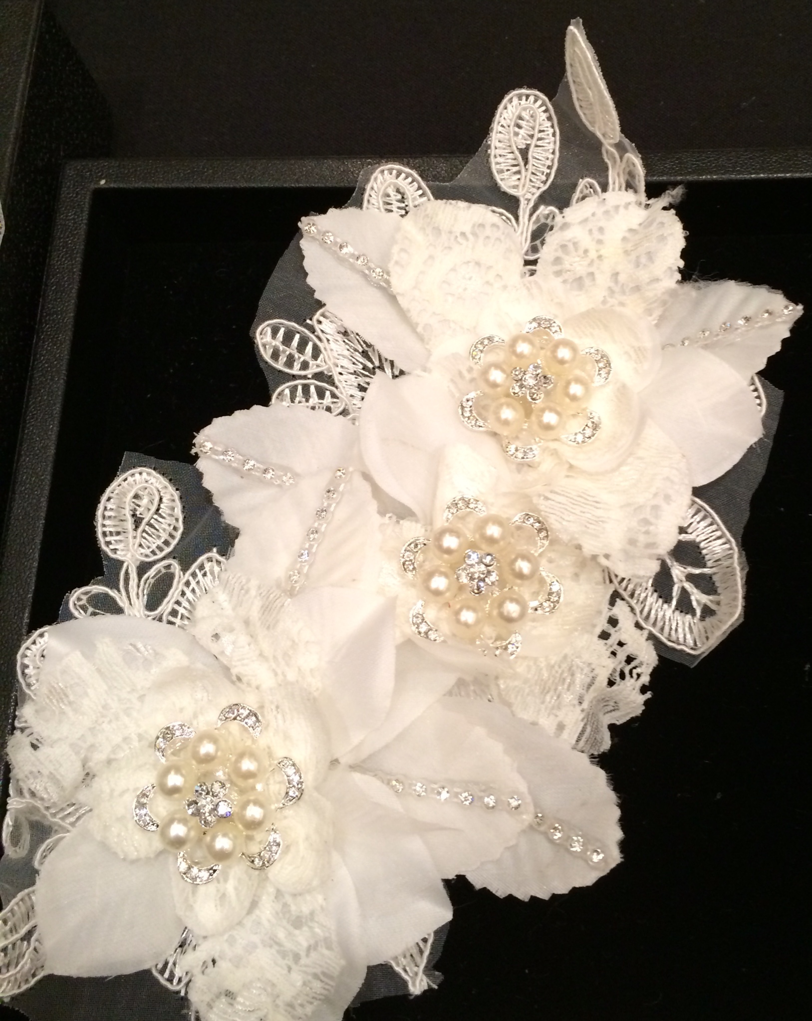  This is a beautiful headpiece with great detail. Sells for upward of $100 elsewhere. It's free at Teresa's for the bride.&nbsp; 