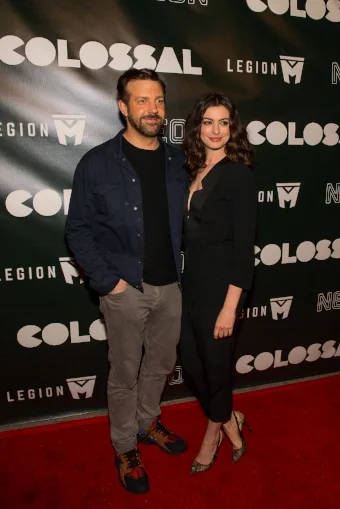 Jason Sudeikis and Anne Hathaway