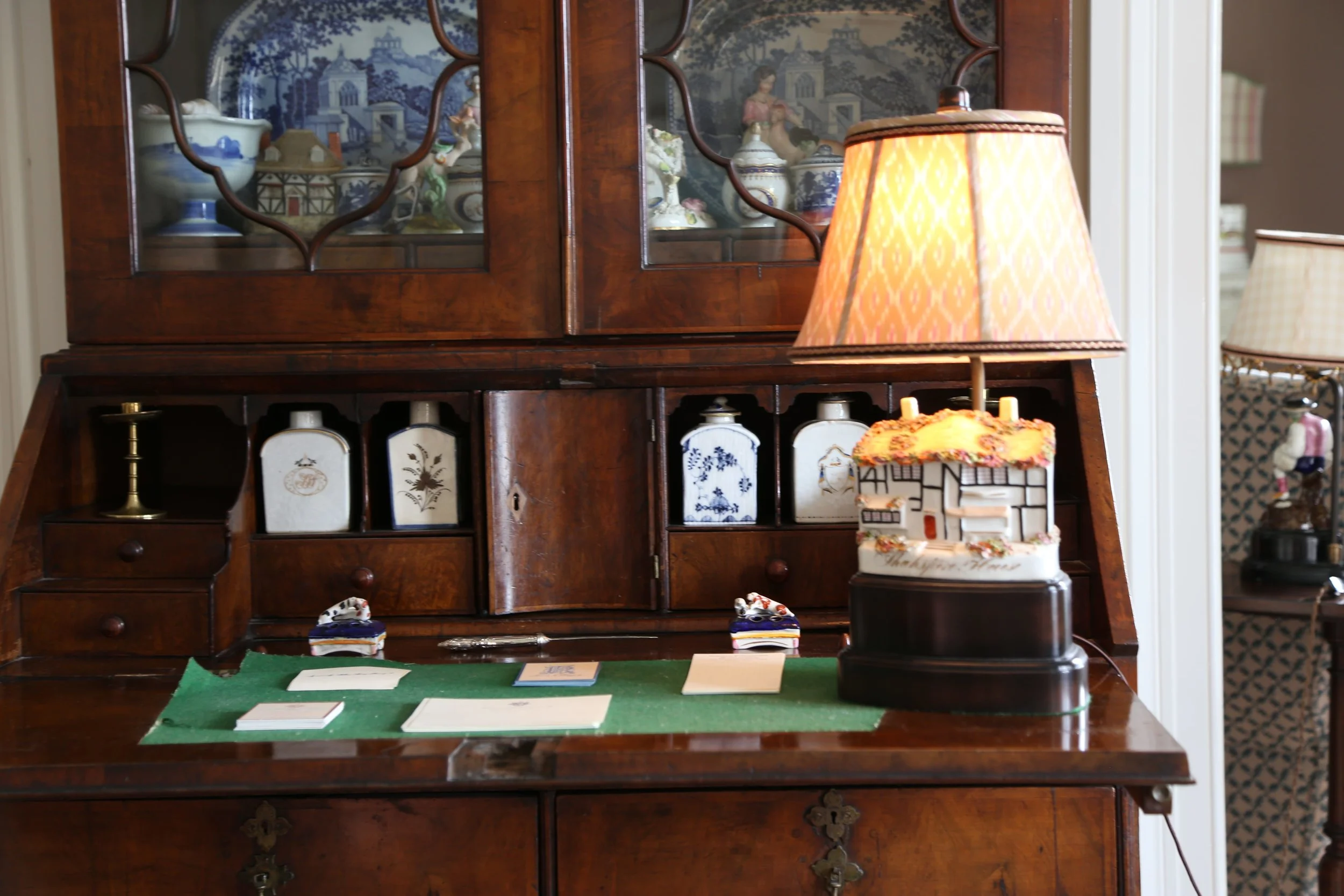 Staffordshire Shakespeare Cottage Lamp