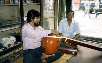 Mondal Sahib preps our tanpuras - Calcutta