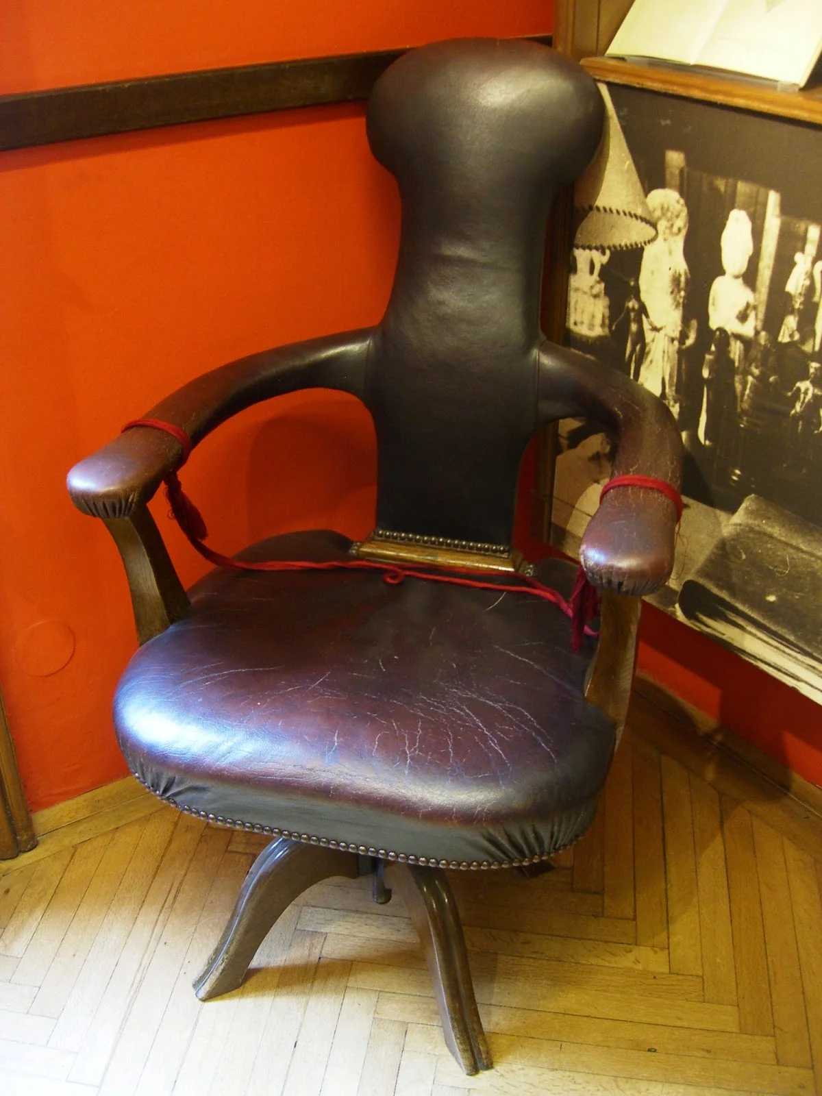 Freud’s chair (reproduction in Freud Museum, Vienna), a gift from his daughter, Mathilde. Photo, Mar del Sur.