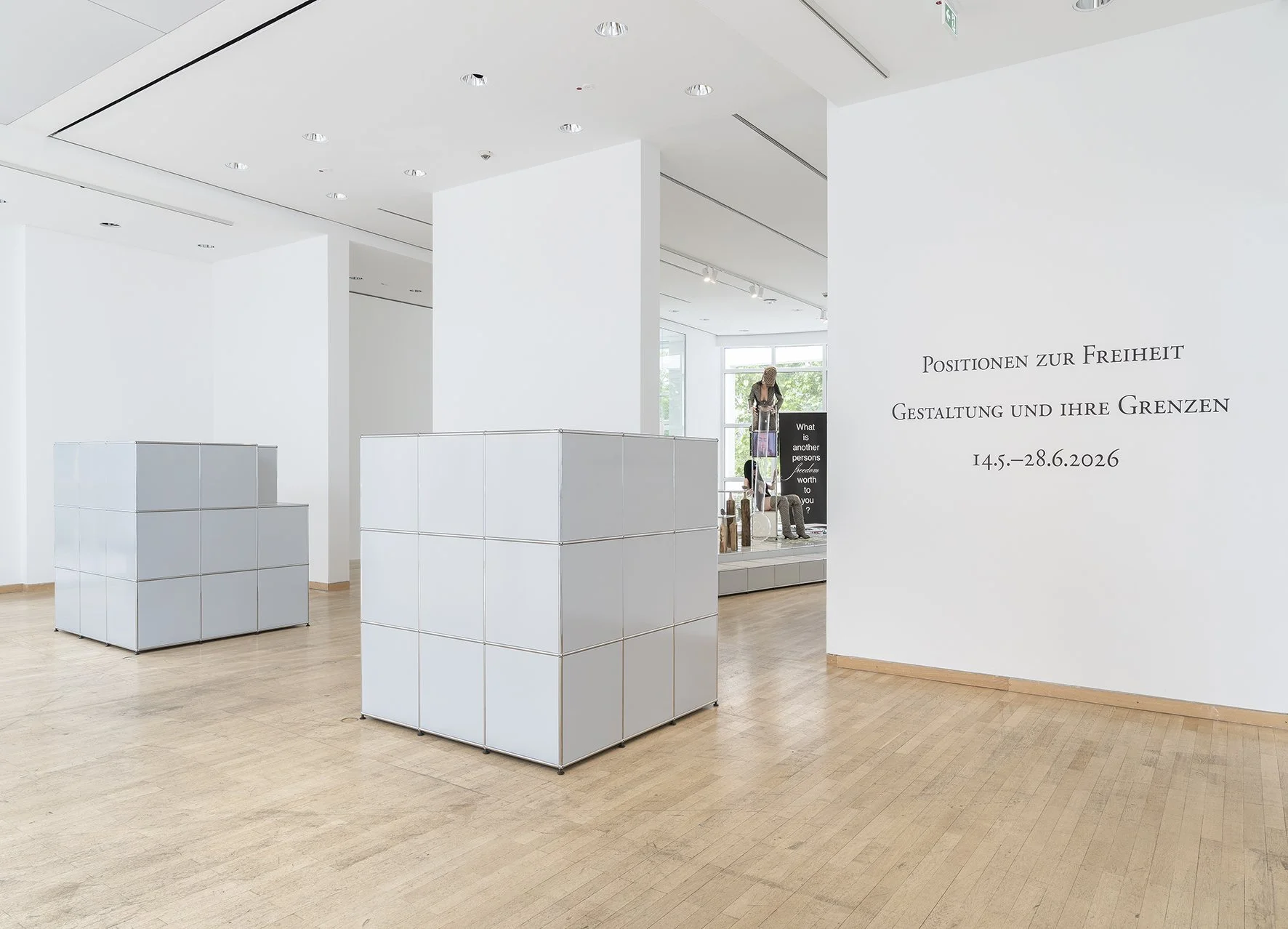 1_ausstellungsansicht_positionenzurfreiheit_foto_guenzel_rademacher_c_museumangewandtekunst.jpg