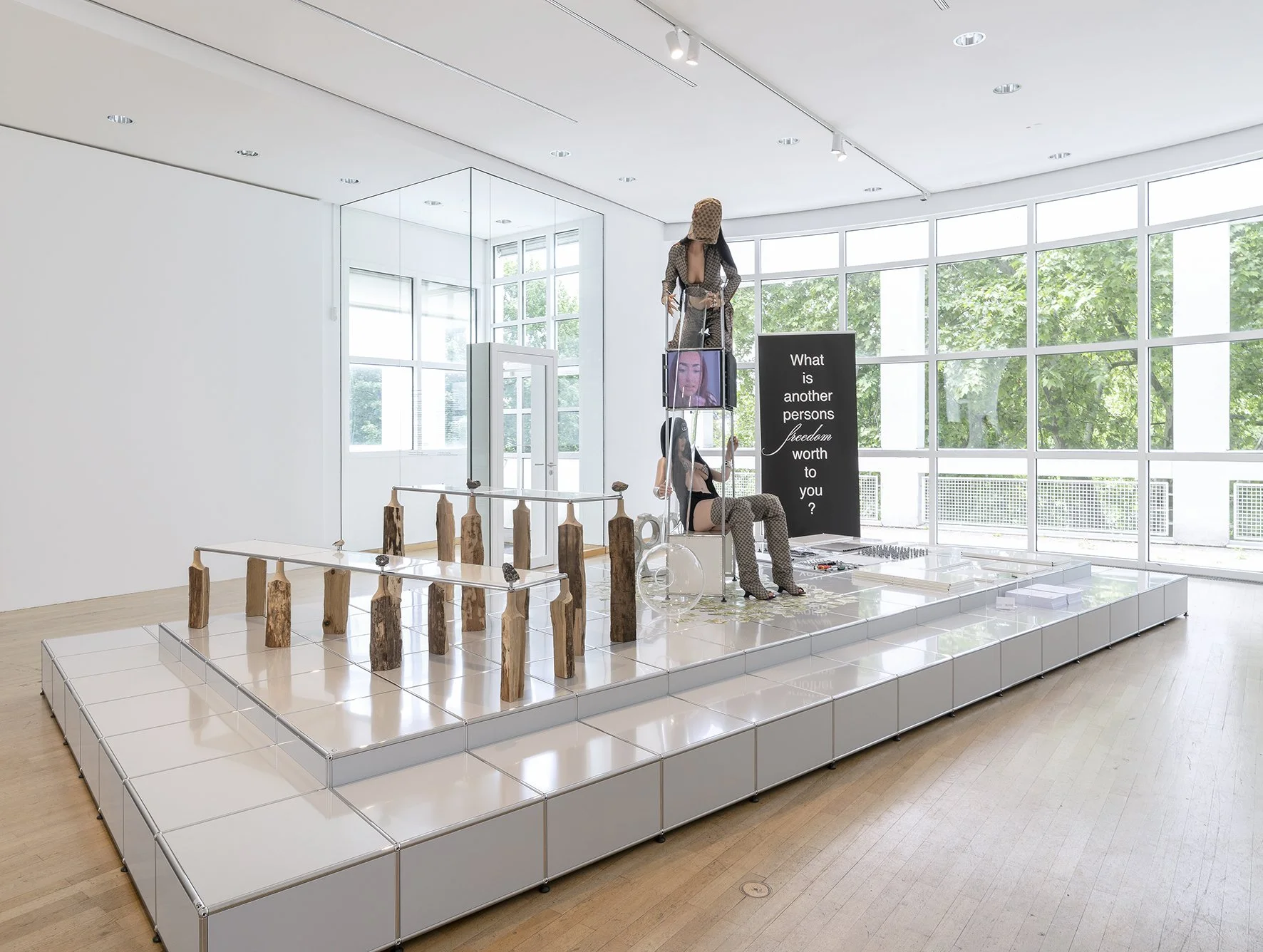8_ausstellungsansicht_positionenzurfreiheit_foto_guenzel_rademacher_c_museumangewandtekunst.jpg