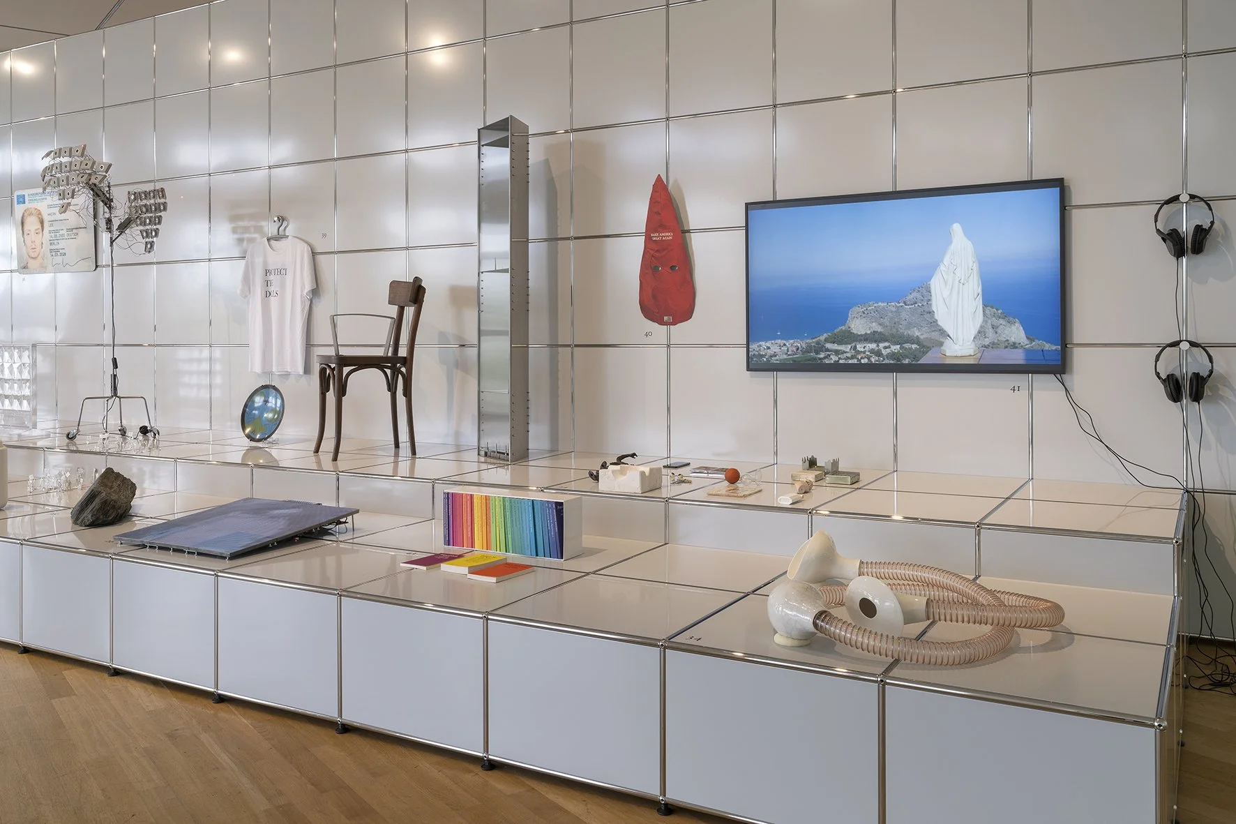 6_ausstellungsansicht_positionenzurfreiheit_foto_guenzel_rademacher_c_museumangewandtekunst.jpg