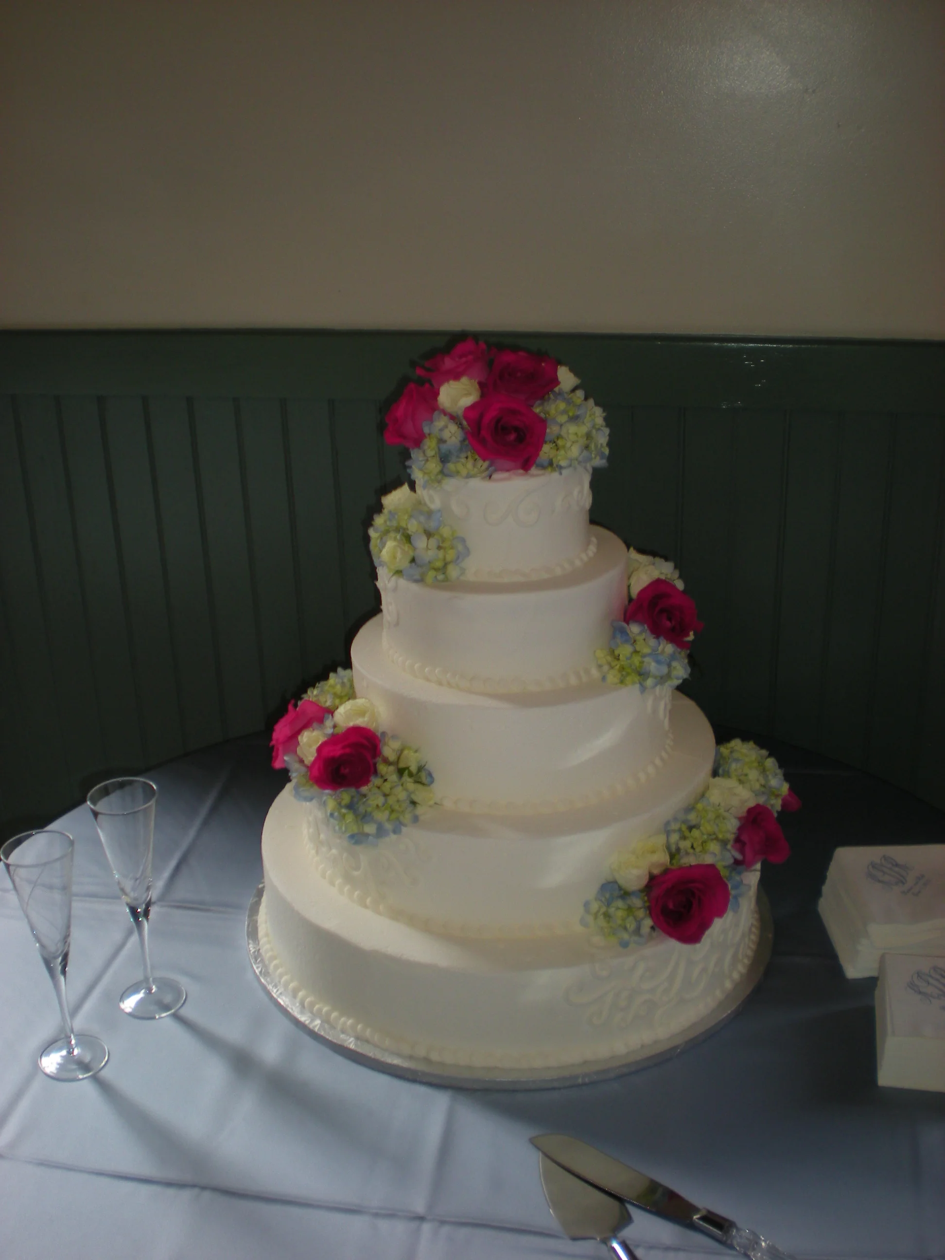 cake-flowers-w-a-popp-of-hot-pink_11123314446_o.jpg