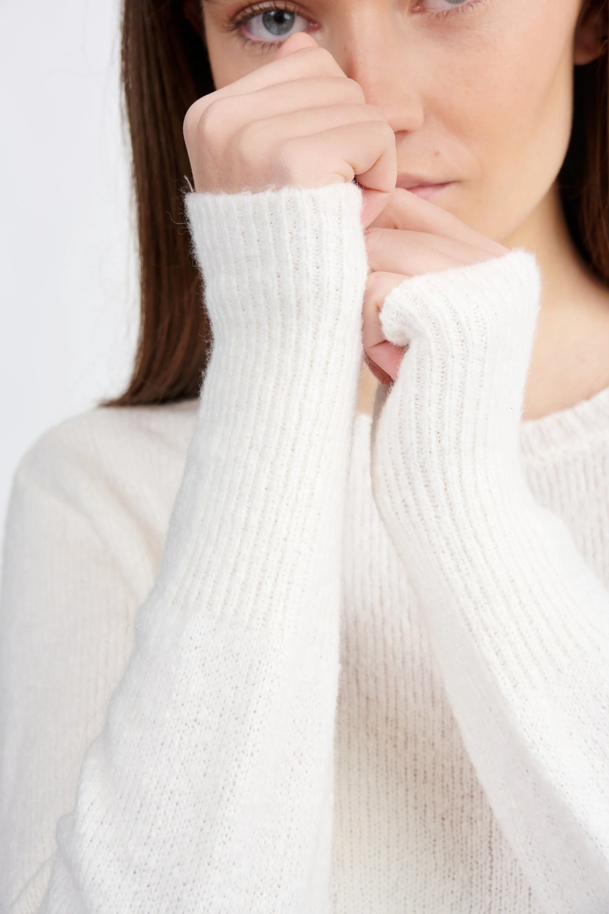 08_ISLA SWEATER WHITE_011_FS.jpg