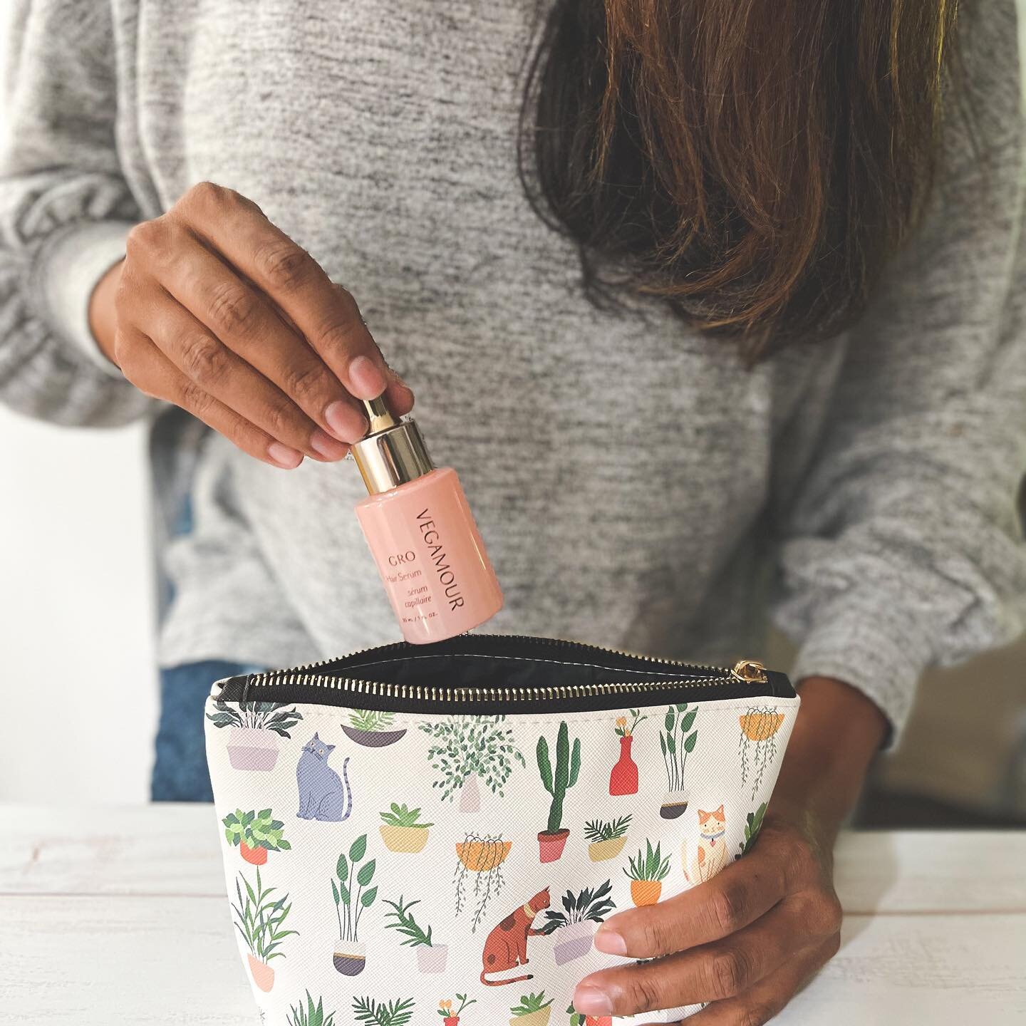 Head over to the blog to see why @vegamour has made it into my daily morning routine (hint: it smells fantastic, is vegan and cruelty-free, and actually works!)! Also, can we talk a out how this pouch is perfect for a crazy CATcus lady like me?!? 

⠀