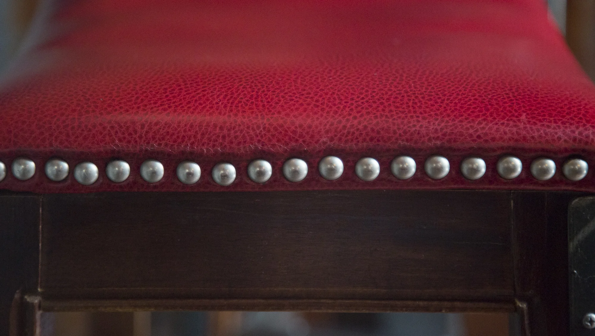 hillhoneck_leatherchair_banner_.jpg